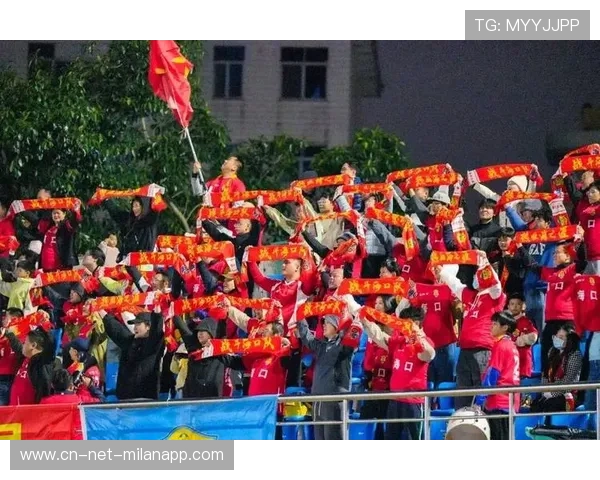 大连队球迷组织发起助威活动，赛场氛围推向高潮